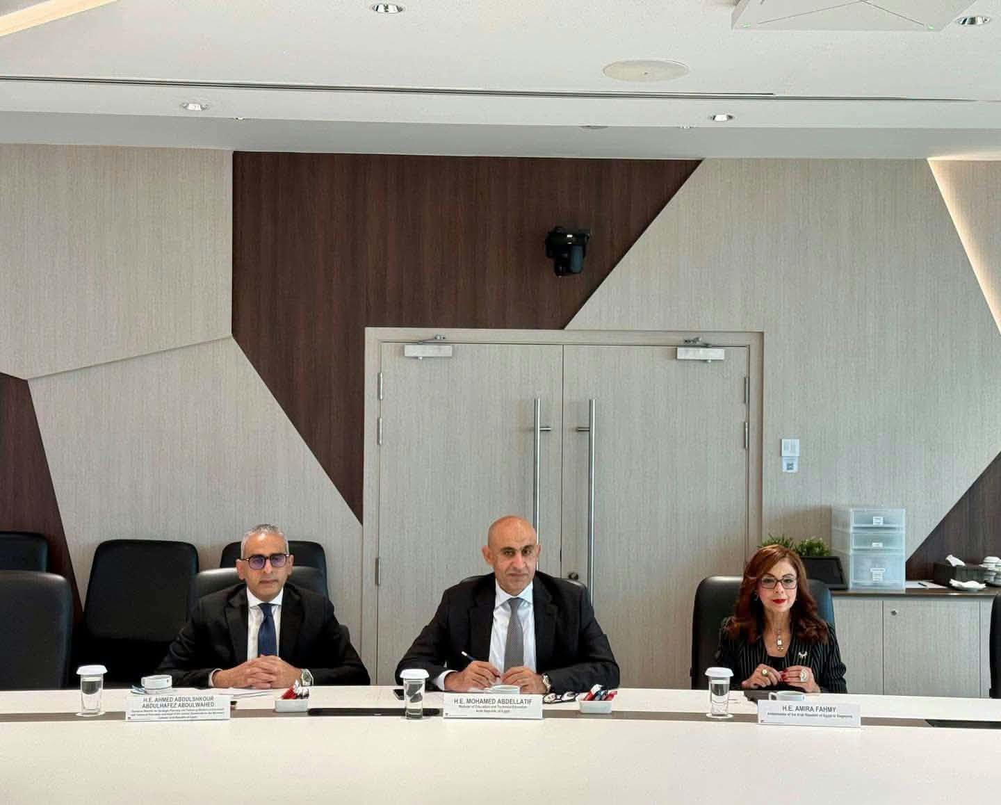 وزير التعليم خلال زيارته كلية آي تي إي كوليدج ويست: حريصون على تبادل الخبرات مع الجانب السنغافوري