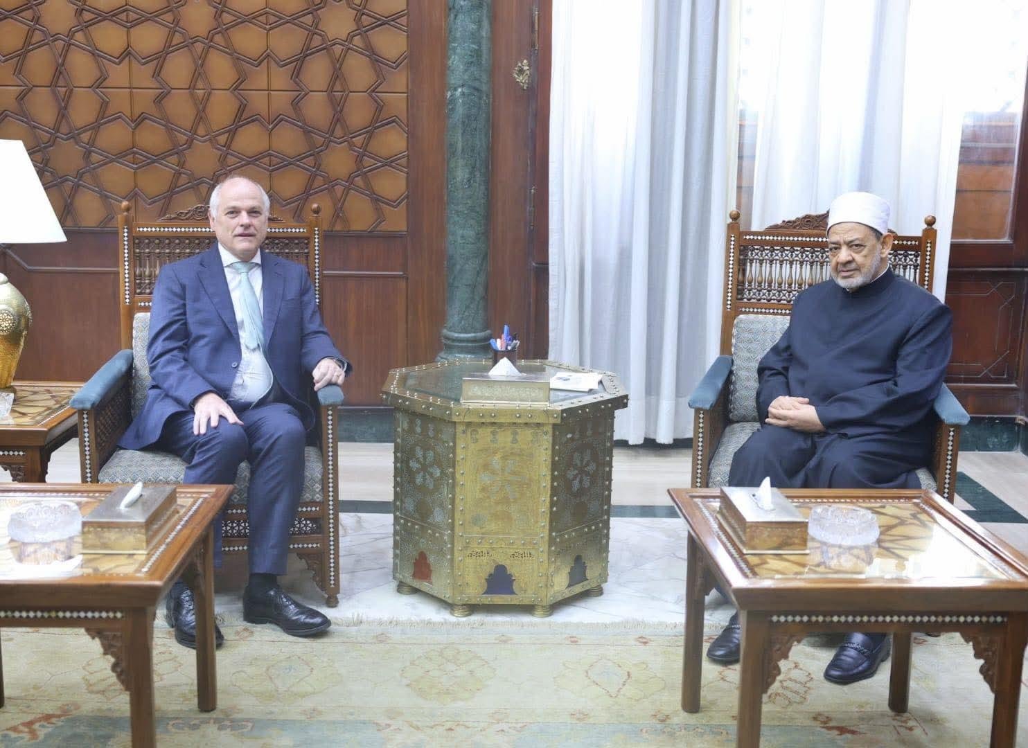 شيخ الأزهر يستقبل السفير الأست...
