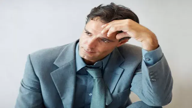 متى يصبح النسيان المتكرر لدى الشباب علامة تستحق الانتباه؟