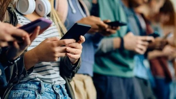 لماذا تشعر باهتزاز هاتفك على الرغم من سكونه؟