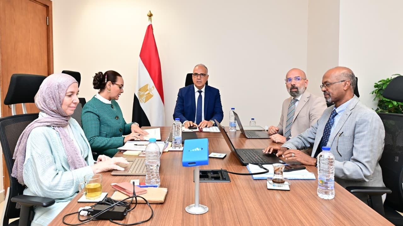 الري والجامعة الأمريكية تبحثان التعاون في التحلية للإنتاج الكثيف للغذاء