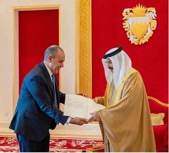 وزير الخارجية يسلم ملك البحرين رسالة خطية من الرئيس السيسي