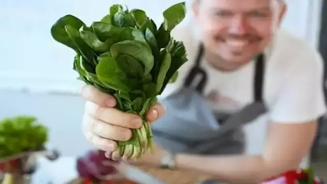 ماذا يحدث لجسمك عند تناول حفنة...