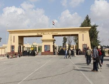 معبر رفح يستقبل 75 عائدا إلى غزة ويستعد لاستقبال مصابين ومرضى فلسطينيين