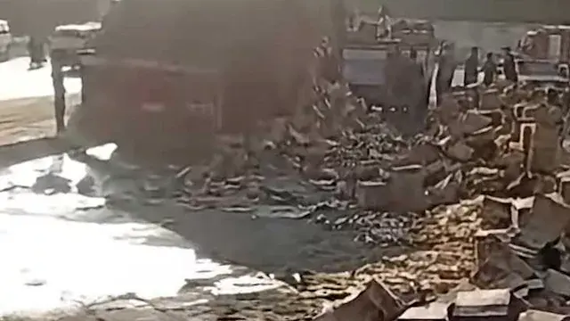 انقلاب تريلا محملة بزيت الطعام...
