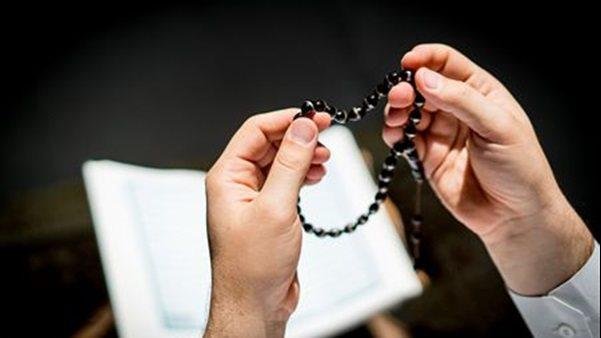 أذكار بعد الصلاة المفروضة.. اعرف فضلها العظيم وأثرها في طمأنينة القلوب