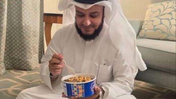 بالصور.. مشاري العفاسي في مصر ويشارك جمهوره لحظات على مائدة الكشري
