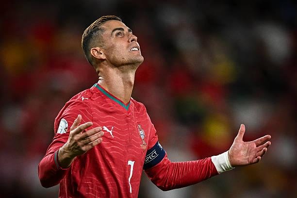 محامي مدرب البرتغال يهاجم رونالدو: محاط بأشخاص يقولون له ما يريد سماعه