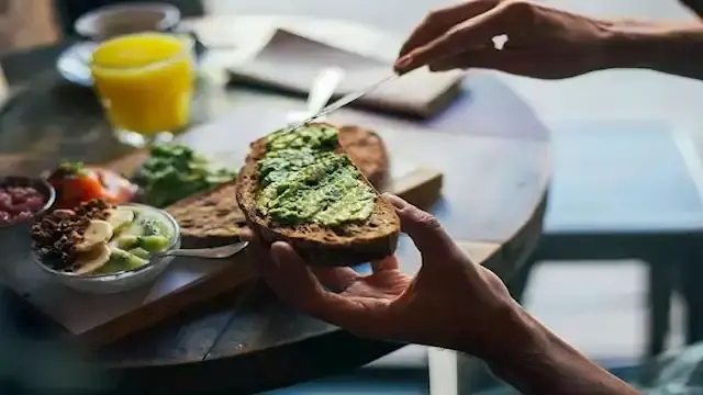 هل إهمال وجبة الإفطار قد يحفز الصداع النصفي في الخريف؟