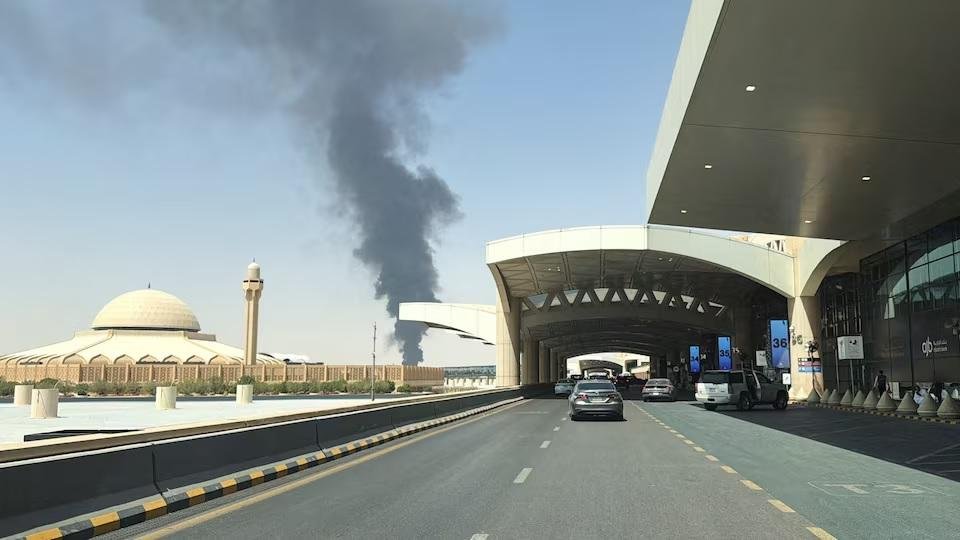 رويترز: تصاعد دخان من طائرة متوقفة في مطار الرياض