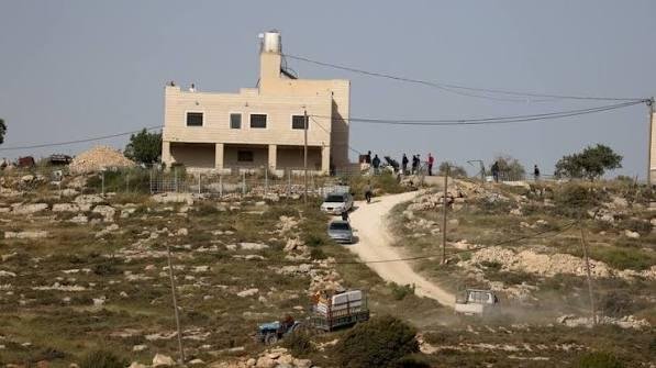 فلسطيني من قصرة: مستوطنون خنقو...