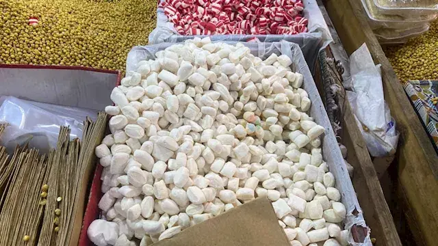 الحمص والحلاوة هدايا الزائرين للأهل والجيران من مولد الدسوقي في كفر الشيخ- صور