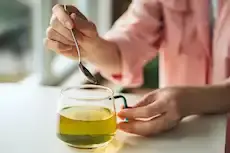 ماذا يحدث لعملية الهضم عند شرب الشاي الأخضر بالليمون؟