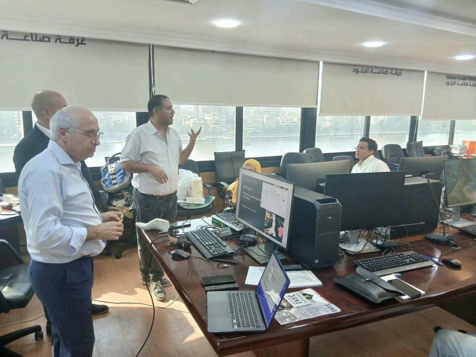غرفة صناعة الجلود تنظم دورة تدريبية بالتعاون مع المركز التجاري الإيطالي لتطوير مهارات التصميم