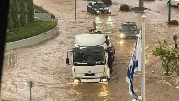 العواصف الرعدية والفيضانات تضرب إسرائيل في يوم الانتخابات.. التصويت تحت الأمطار