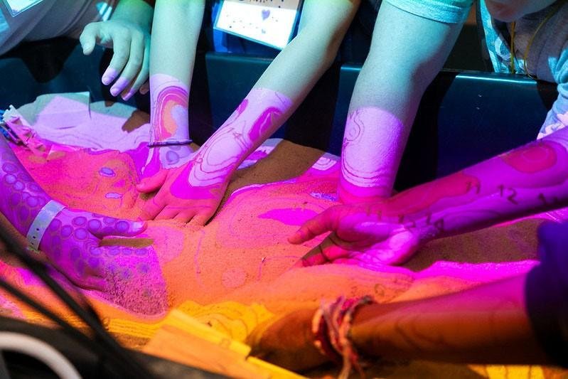 1,000 Museum Visitors Dive Int...