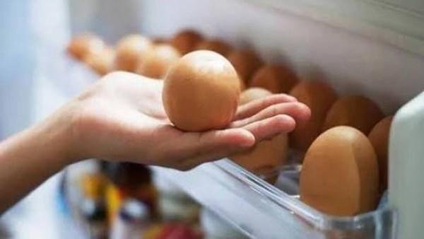 5 أطعمة لا تضعيها في باب الثلا...
