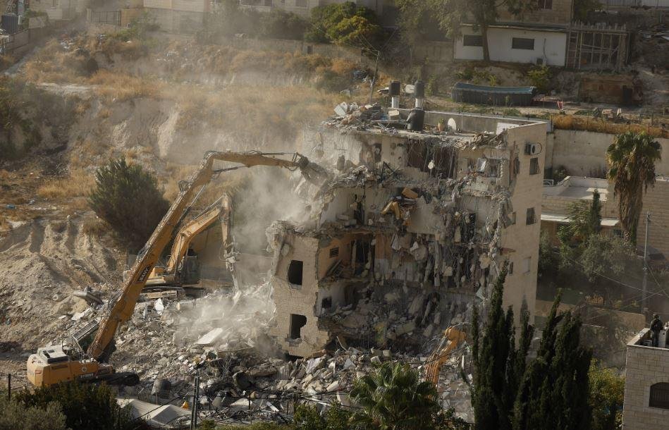 قوات الاحتلال الإسرائيلية تدمر بناية سكنية قائمة منذ 50 عاما شمال القدس