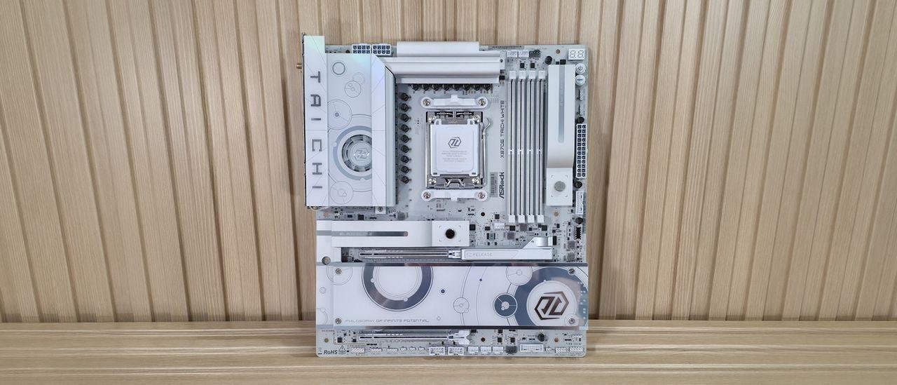 ASRock X870E Taichi White Moth...