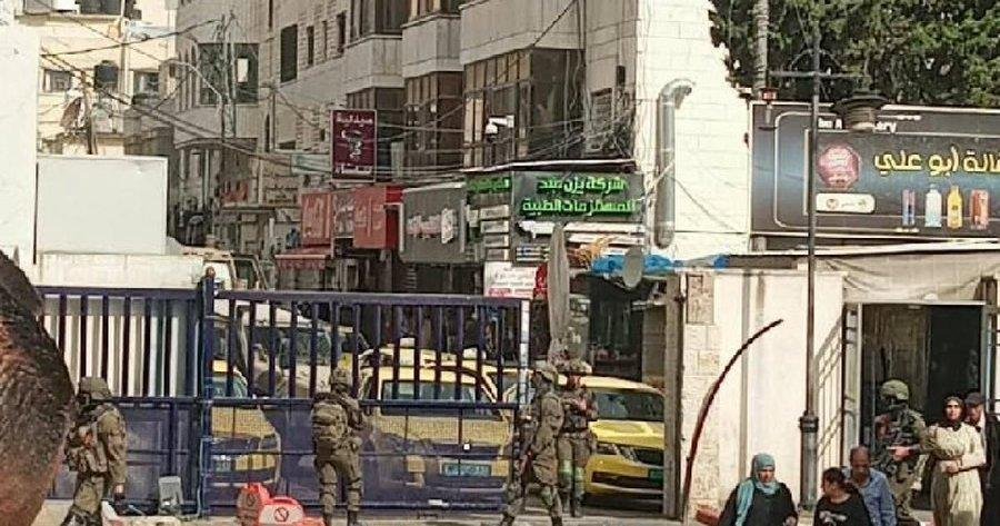 الاحتلال يقتحم ساحة مجمع فلسطين الطبي في رام الله وينشر قناصته