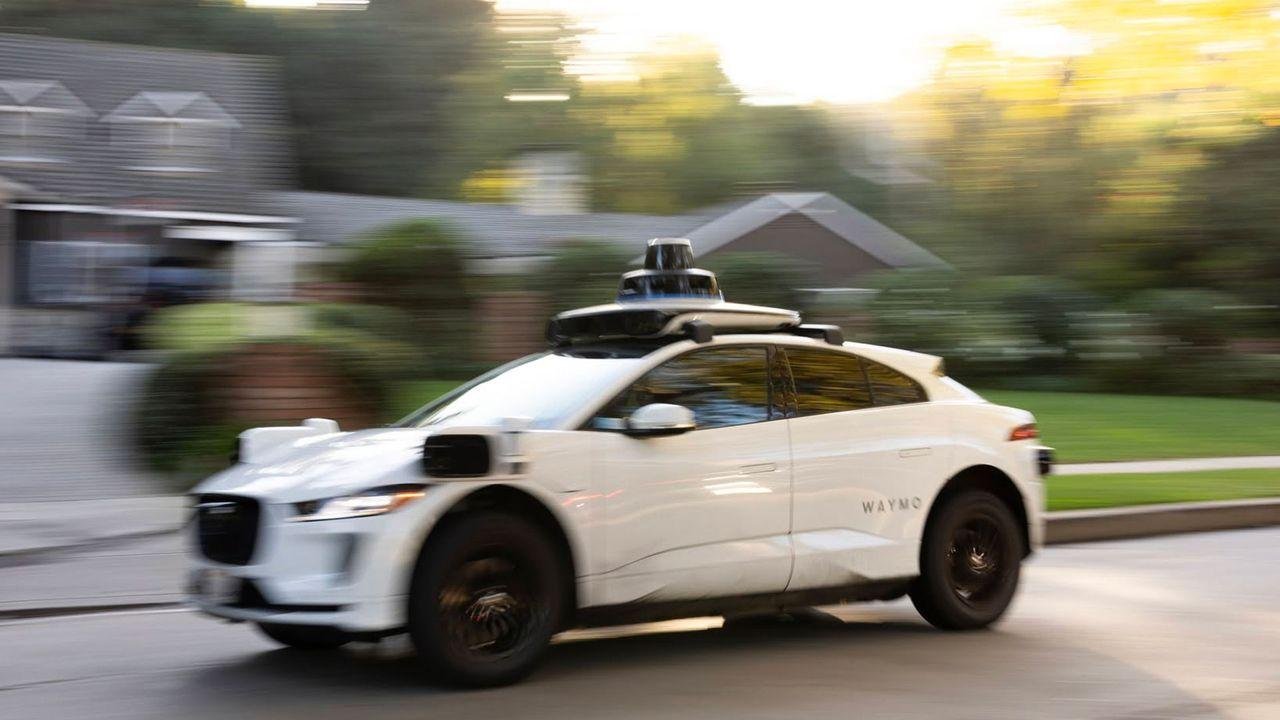 Waymo robotaxi calls cops on r...
