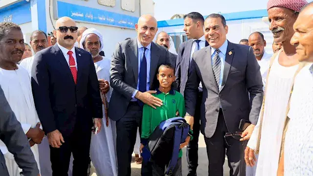 بعد فيديو تحية العلم.. وزير التعليم يلتقي طالبًا من شلاتين ويشيد بحبه لمصر