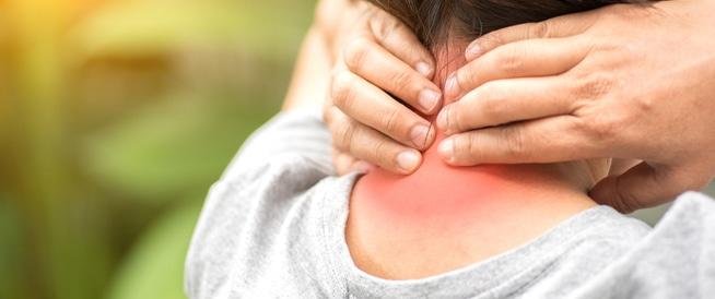 تيبس الرقبة وآلامها.. طرق منزلية تساعد على تخفيف الألم واستعادة الحركة