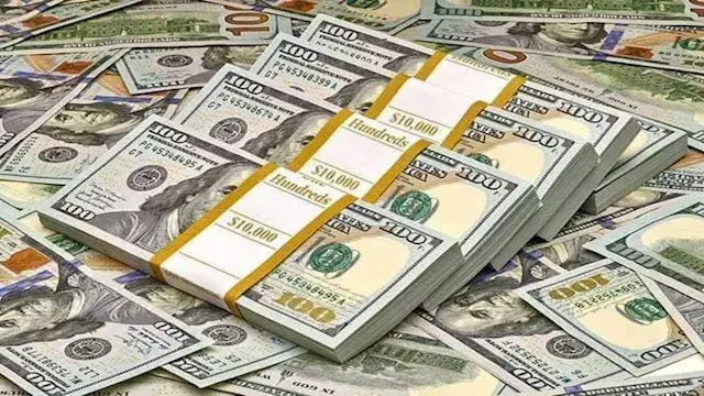 الدولار يقفز لـ64.36 جنيه في العقود الآجلة.. ما دلالة ذلك؟