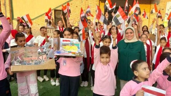 أعلام مصر وصور الرئيس تزين احتفالات طلاب مدرسة الشهيد مبروك بنصر أكتوبر