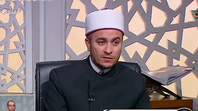 حكم قراءة القرآن من الهاتف أثن...