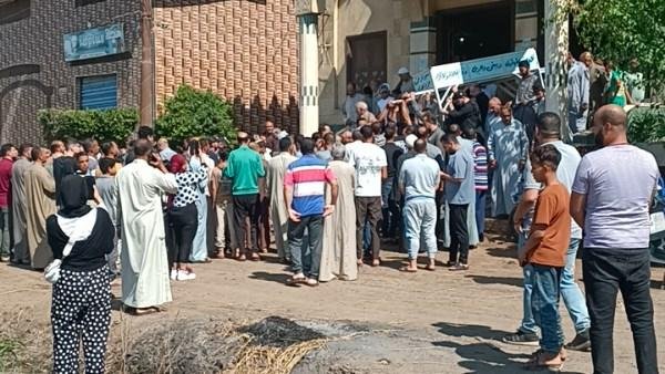 شاهد.. وفد من مشيخة الأزهر يتقدم جنازة شعبية لوداع الطالب أمير الأصيل شهيد العلم