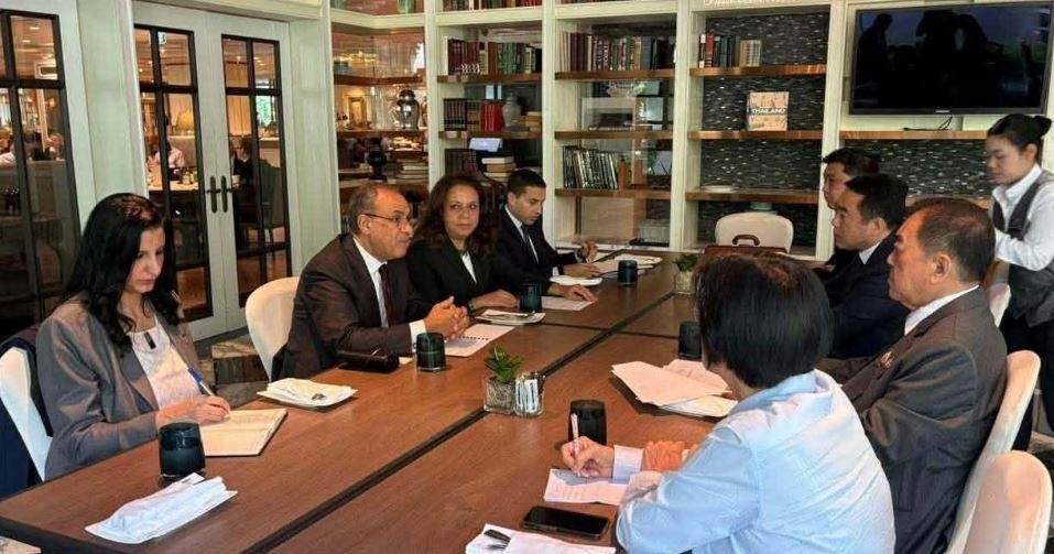 وزير الخارجية يلتقي رئيس غرفة التجارة التايلاندية