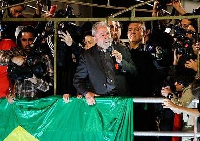 لولا يفوز بجولة الإعادة الرئاسية في البرازيل ويضمن ولاية رابعة