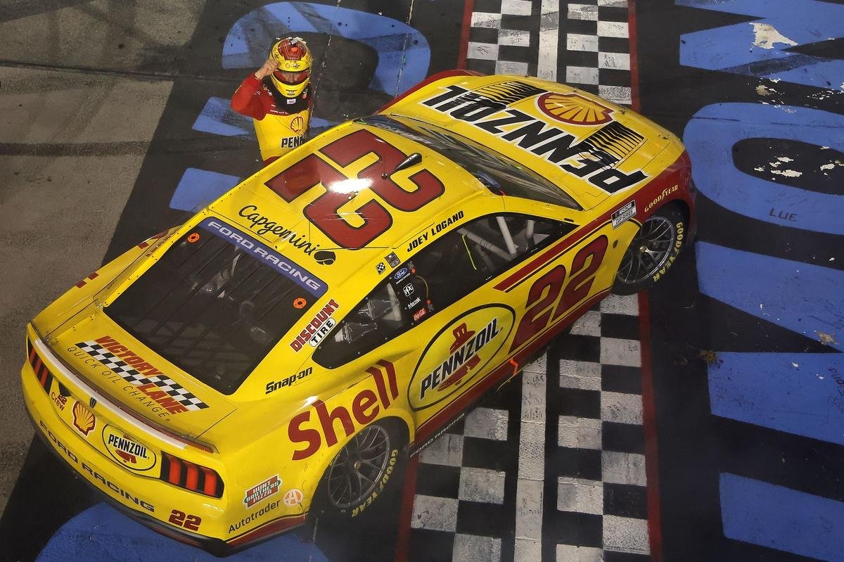 Joey Logano holds off Chase Br...