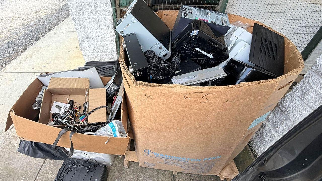 Dumpster diver builds home lab...