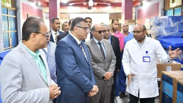 مستشفي قنا العام تتسلم أجهزة طبية وأسرّة لدعم المنظومة الصحية