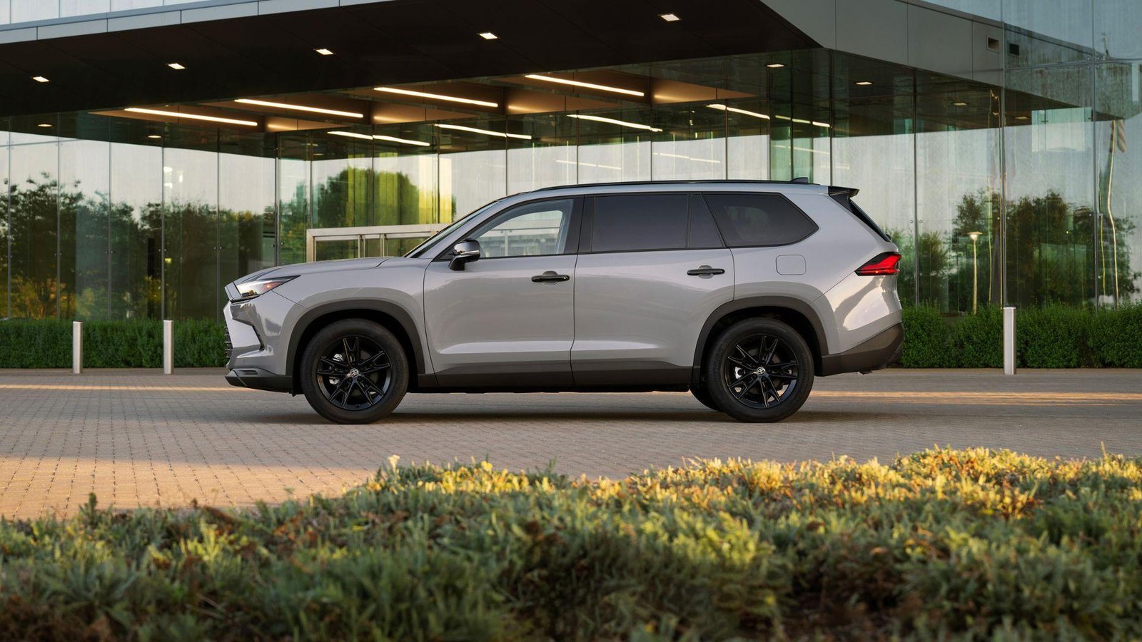 This 3-row hybrid SUV can go 6...