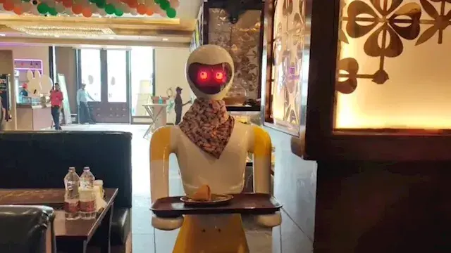 روبوت يخطف أنظار الزبائن في مط...