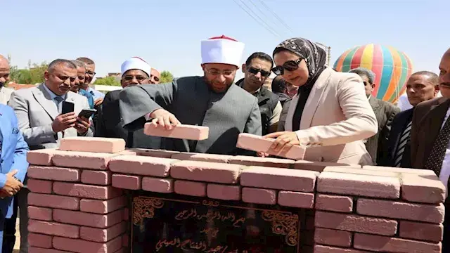 بالصور- وزير الأوقاف يضع حجر أ...