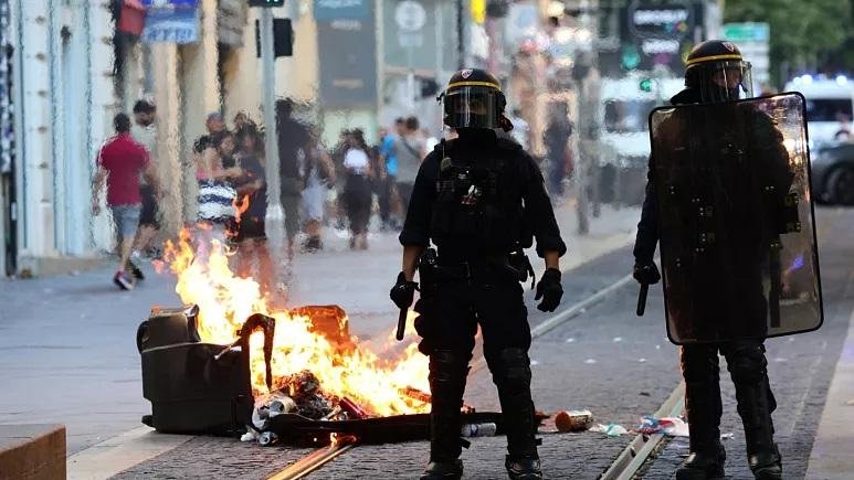 ماكرون يقول بعد أعمال الشغب إنه سيتم حظر المظاهرات إذا لزم الأمر