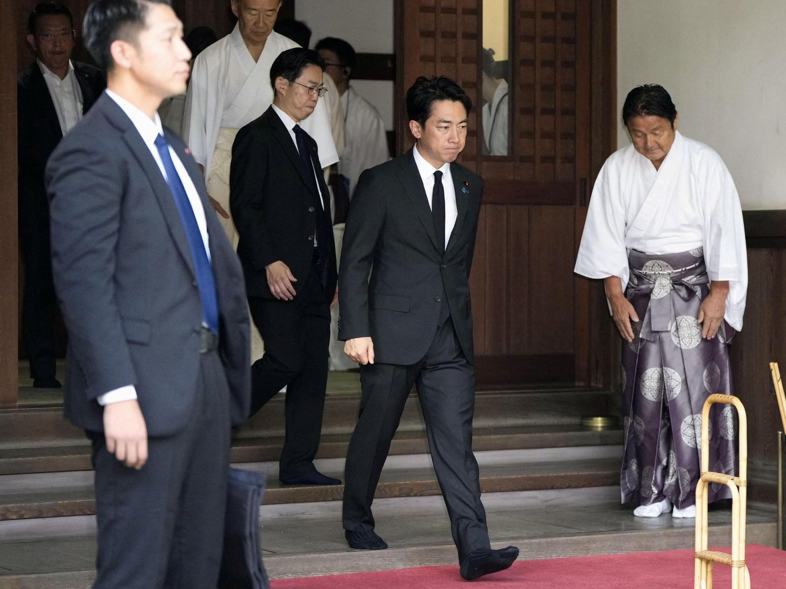 Japanese minister visits shrin...