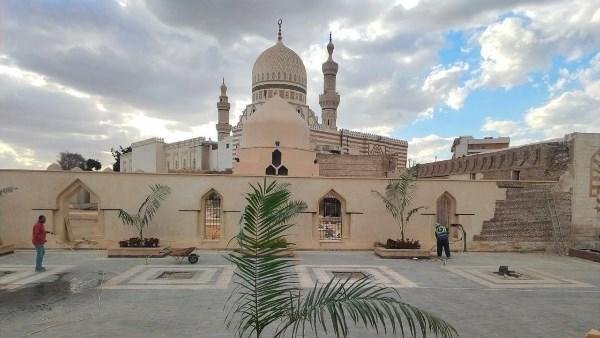 محافظ القاهرة: قرب الانتهاء من ترميم وصيانة مقابر الخلفاء العباسيين والسور الأيوبي خلف مسجد السيدة نفيسة