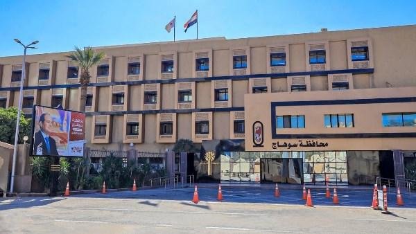 بعد نشر واقع مصر.. محافظ سوهاج يحيل واقعة تسلق الطلاب لسور مدرسة بساقلتة للتحقيق