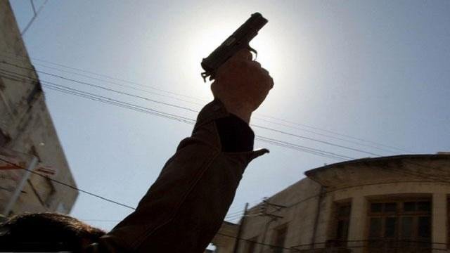 مقتل شخص وإصابة 4 عمال في إطلا...