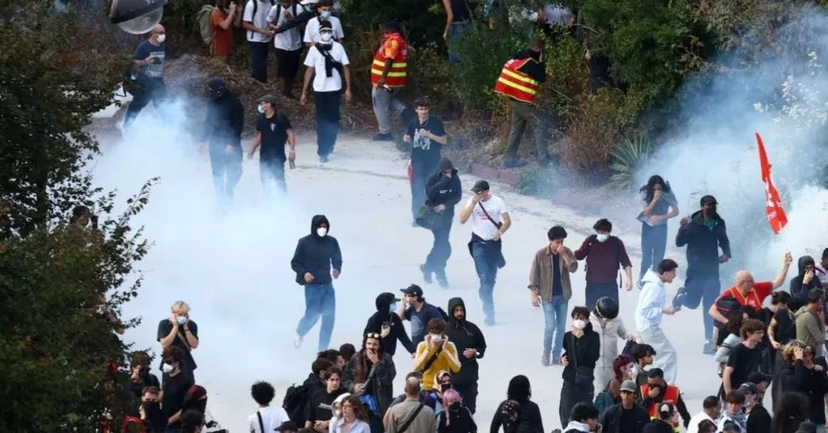 الشرطة الفرنسية تشتبك مع المتظاهرين في باريس وليون وستراسبورج
