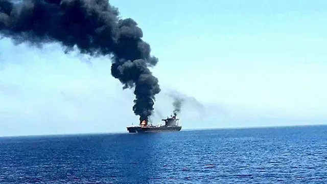 البحرية البريطانية: استهداف سفينة بمقذوف مجهول أثناء عبورها بمضيق هرمز