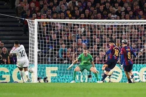 مبابي يمنح ريال مدريد التفوق على برشلونة في الشوط الأول من الكلاسيكو