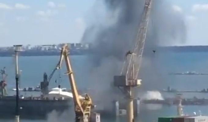 الدفاع الروسية: استهداف سفينة محملة بشحنات عسكرية أثناء توجهها إلى أوديسا