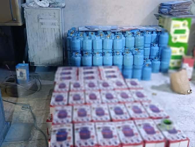 ضبط القائمين على مصنع بدون ترخيص لتصنيع وبيع إسطوانات الغاز واستخدام منتجات مجهولة المصدر بالقليوبية