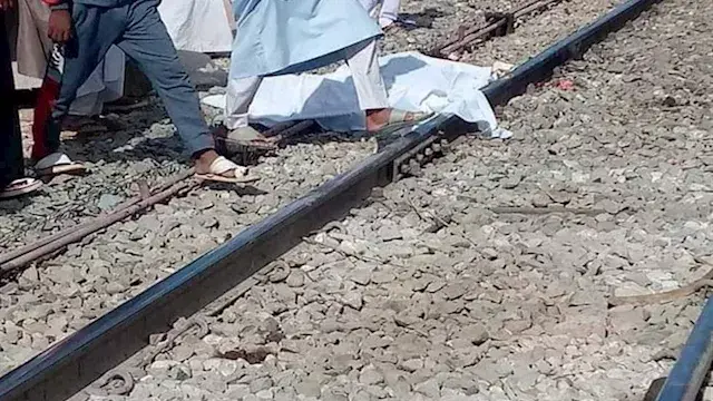مصرع فتاة صدمها قطار أثناء عبو...